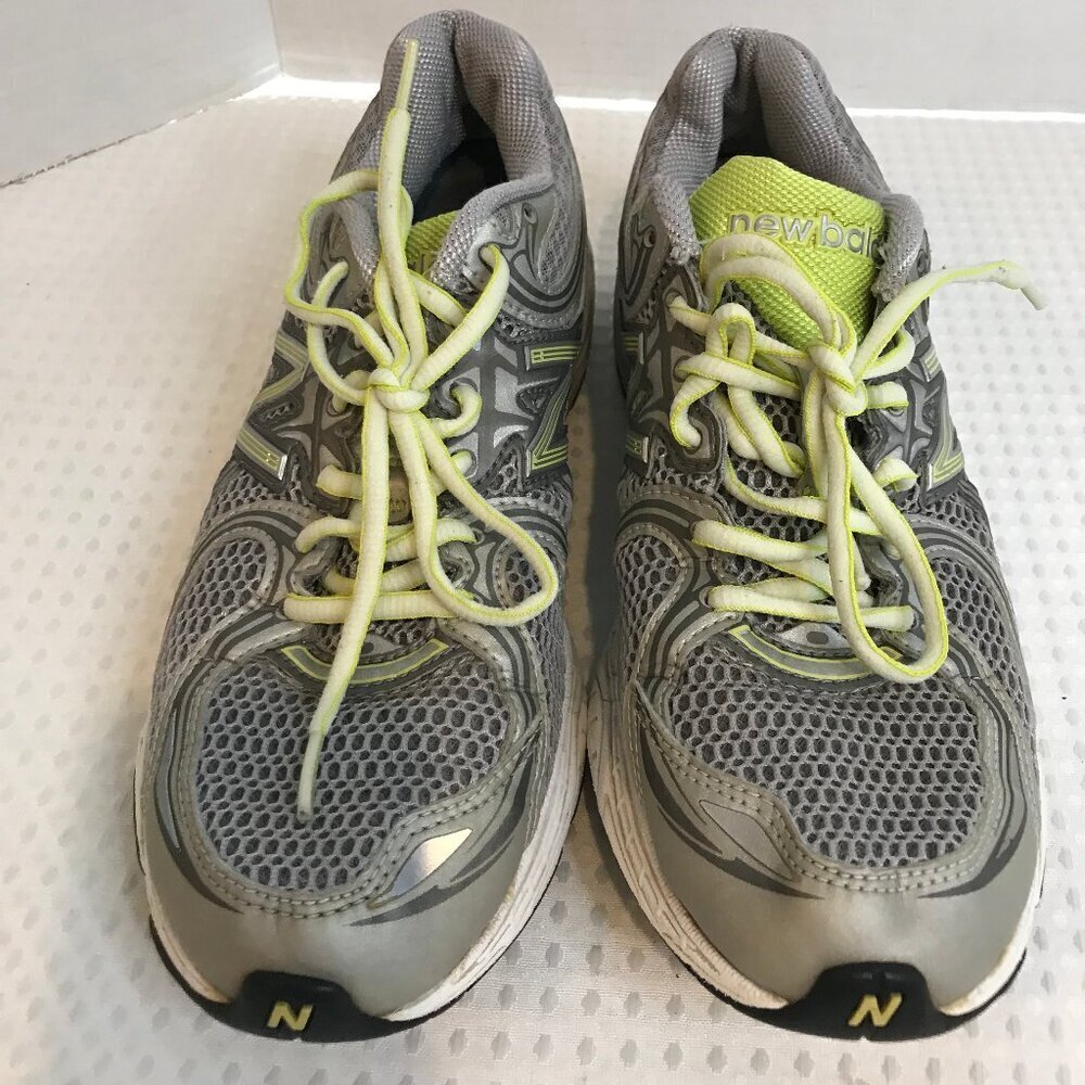 NEW BALANCE WOMENS SNEAKER SIZE 9.5